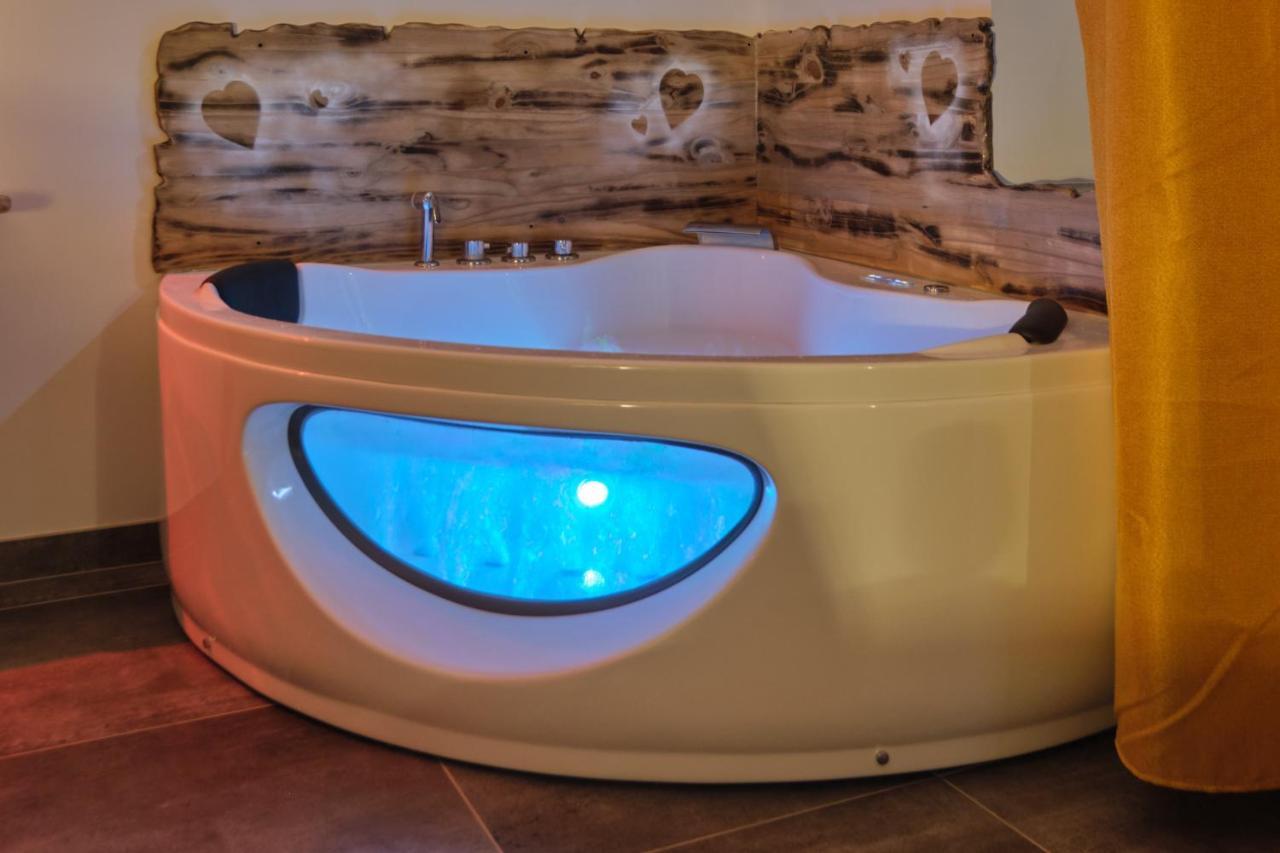 Place Carnot - Studio Tout Equipe Avec Jacuzzi Proche Toutes Commodites Carcassone Exterior photo